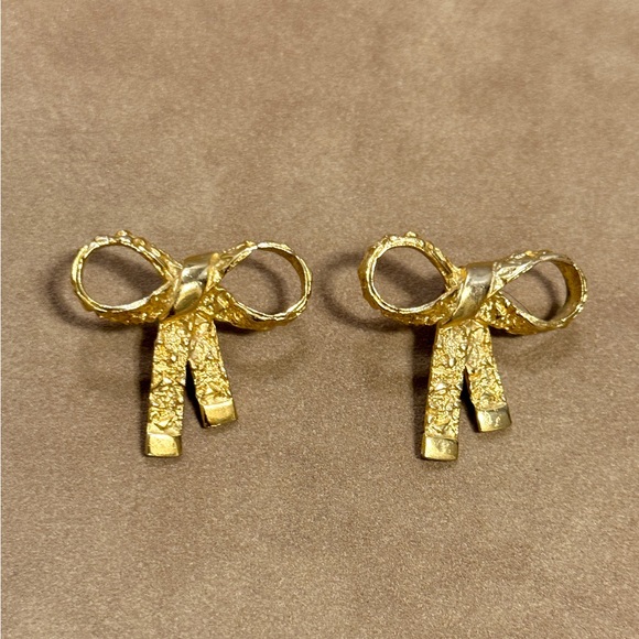 Jewelry - Elegant Gold Bow Earrings